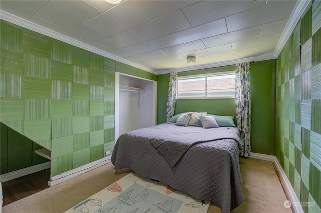 bedroom with crown molding, a closet, and carpet