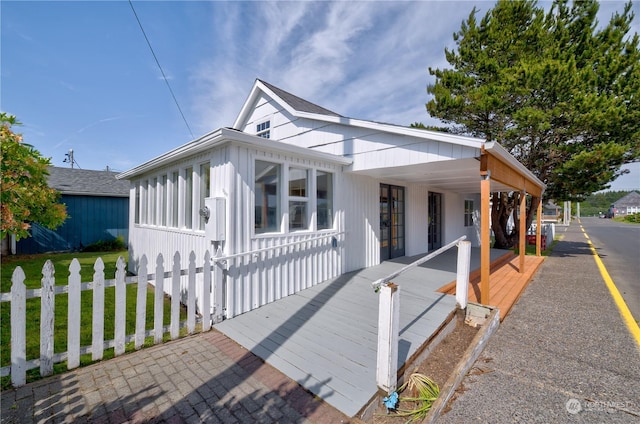 view of front of property featuring a porch