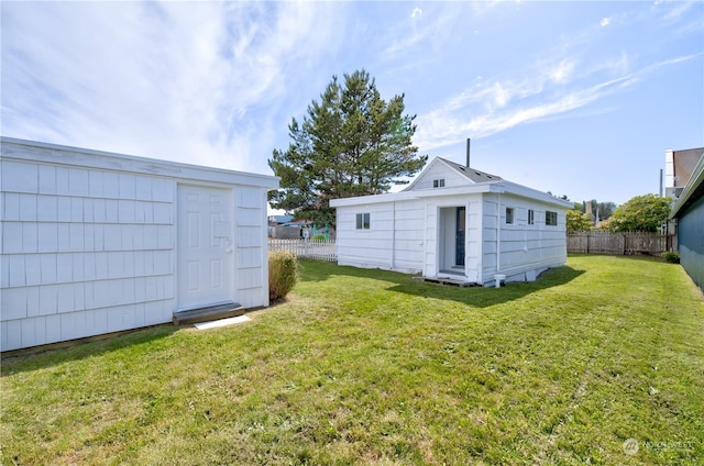 view of yard featuring an outbuilding