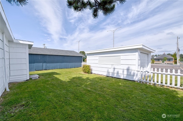 view of yard with an outbuilding