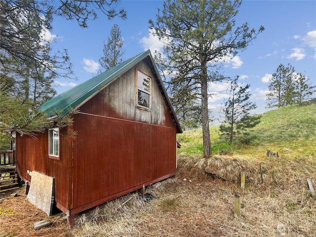 view of side of property featuring an outdoor structure