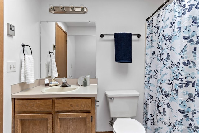 bathroom featuring a shower with curtain, vanity, and toilet