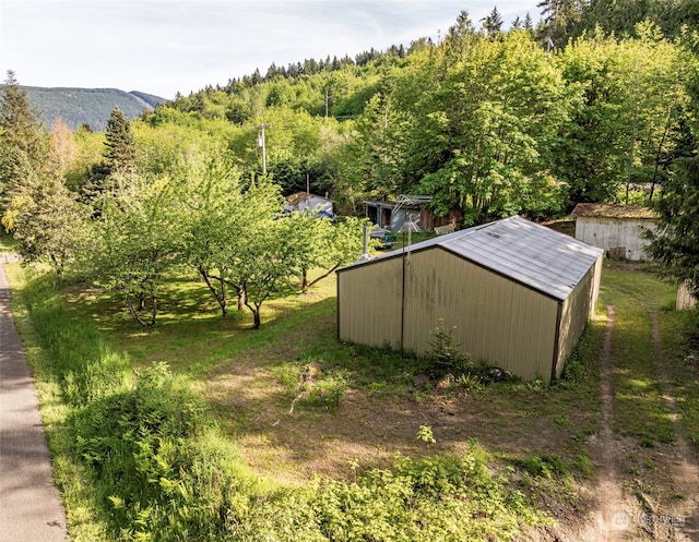 view of yard with an outdoor structure