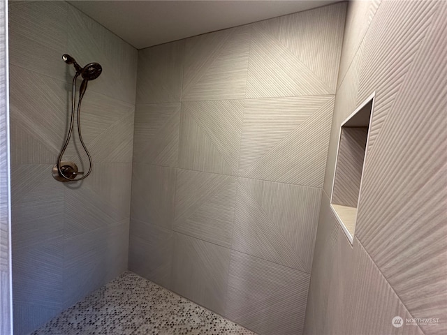 bathroom featuring a tile shower