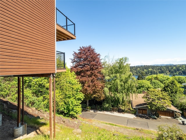 view of yard featuring a balcony