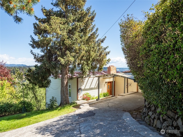 view of front of house featuring a front lawn