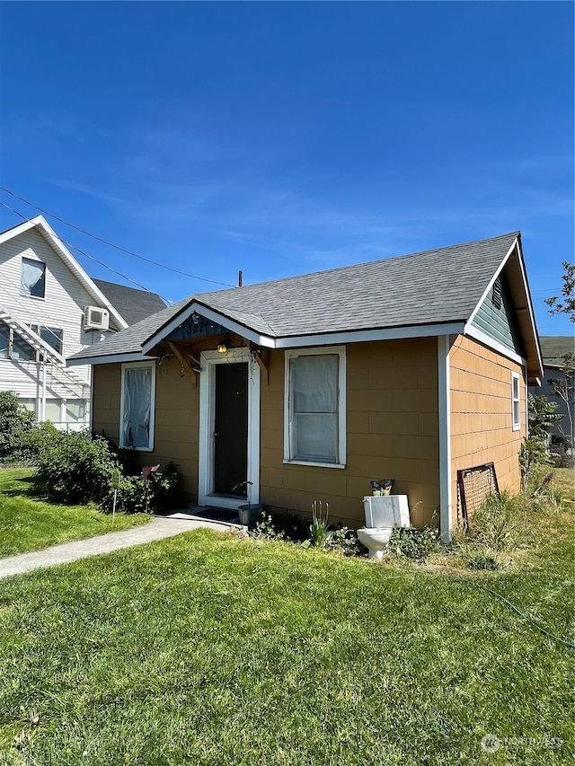 view of front of house featuring a front yard