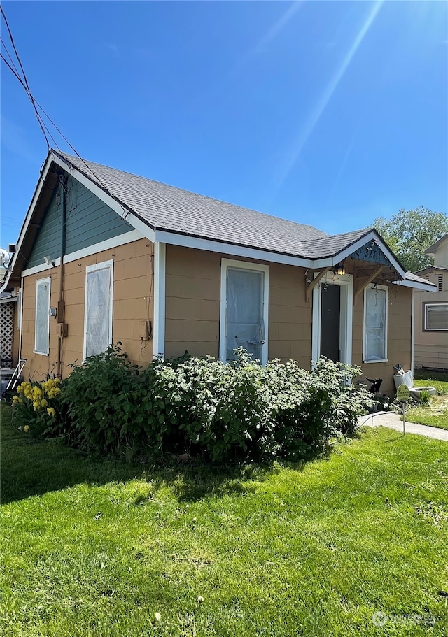 view of front of home featuring a front yard