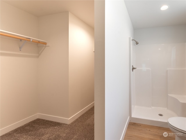 384 Emma Dr, Wenatchee, WA 98801 - bathroom featuring a shower, hardwood / wood-style flooring, and toilet