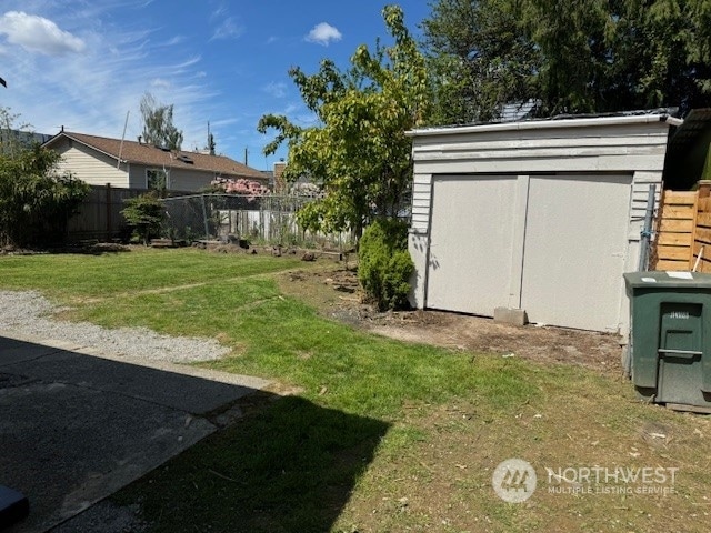 view of yard with a storage shed