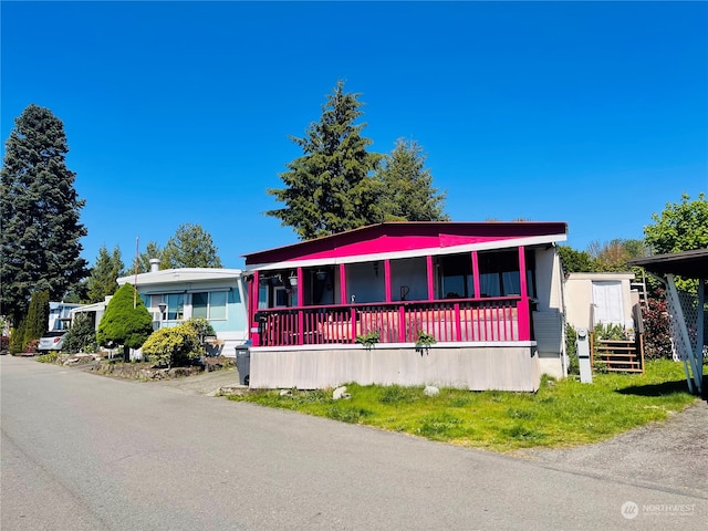 manufactured / mobile home featuring a porch