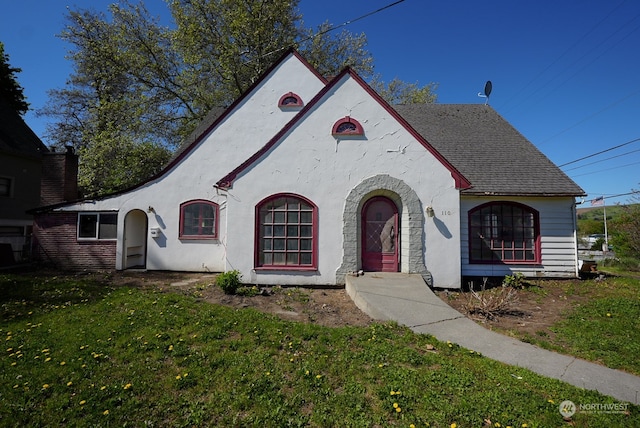 view of front of home with a front lawn