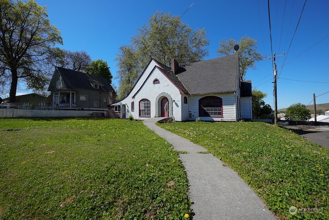 view of front facade with a front lawn