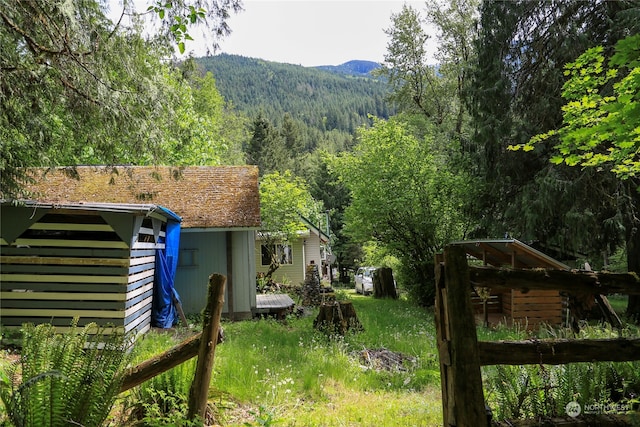 view of yard with a mountain view