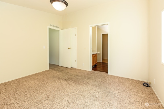 carpeted empty room with baseboards and visible vents