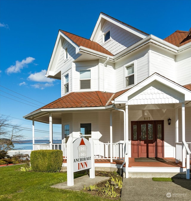 view of front of home with a front lawn and covered porch