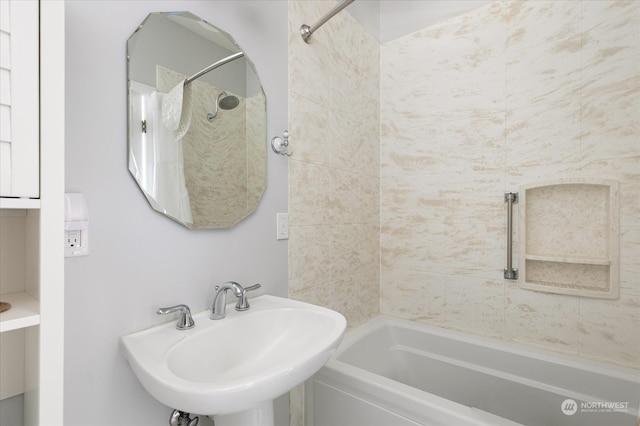 bathroom featuring sink and tiled shower / bath combo