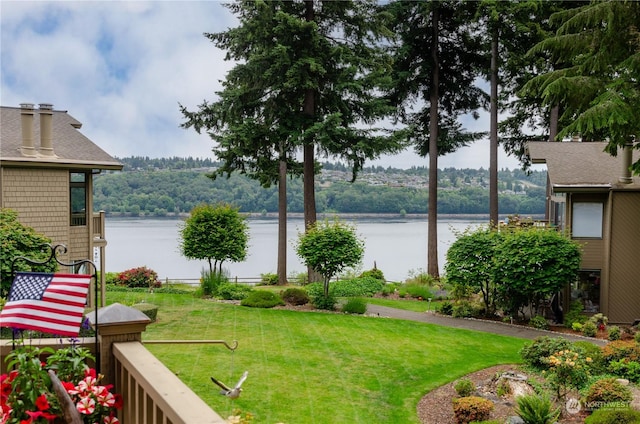 view of yard featuring a water view