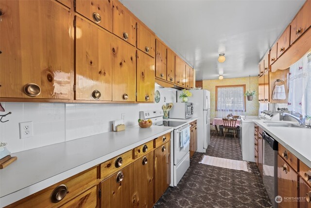 513 Cleveland Ave, South Cle Elum, WA 98943 - kitchen with washer / dryer, tasteful backsplash, dark tile flooring, sink, and white appliances