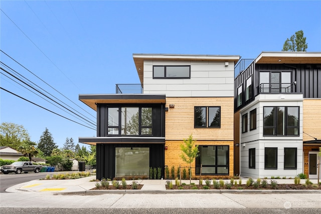 view of front of property featuring a balcony