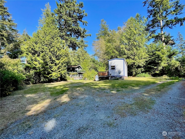 view of yard featuring an outdoor structure