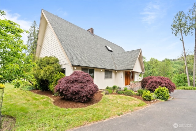 view of front of home featuring a front lawn