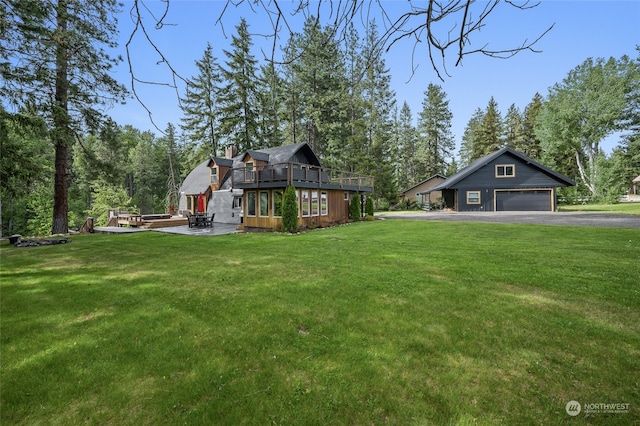 view of yard featuring a garage and an outdoor structure