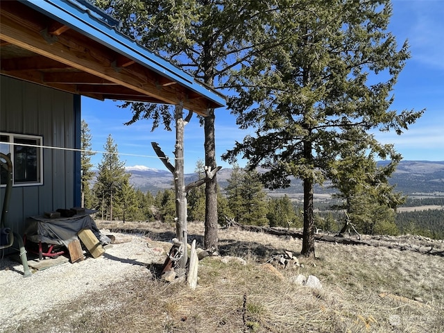 view of yard featuring a mountain view