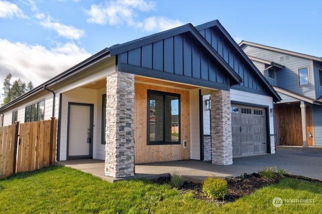 view of front facade featuring a front yard