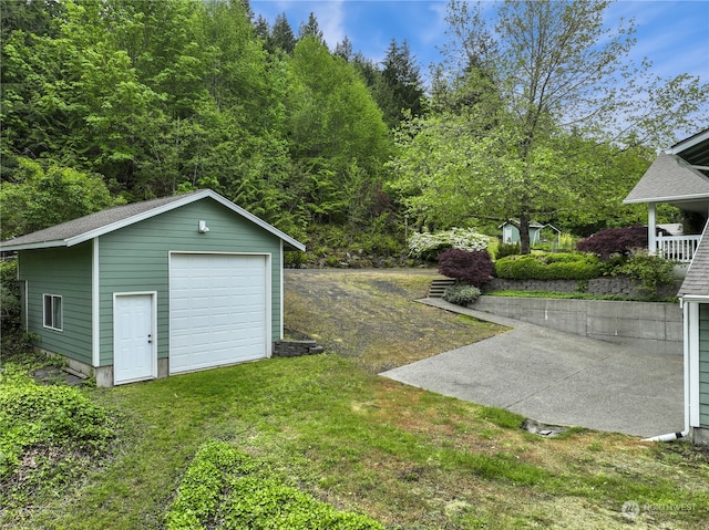 view of yard featuring an outbuilding and a garage