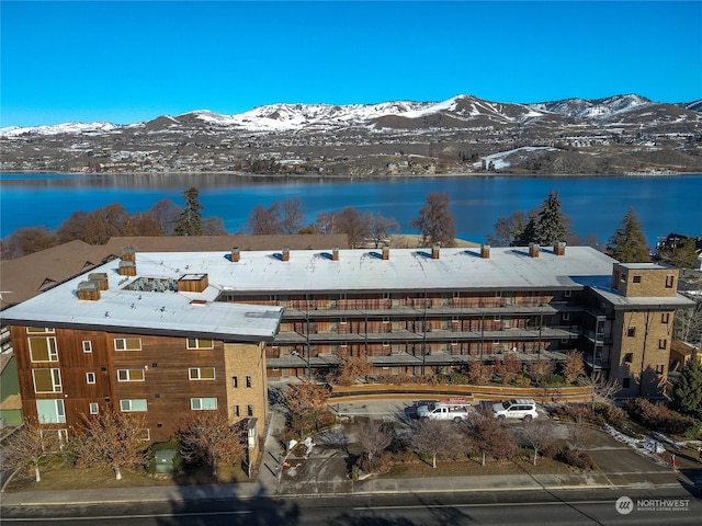 water view featuring a mountain view