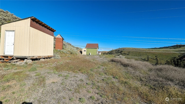 view of yard with an outdoor structure