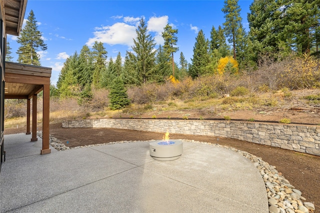 view of patio with an outdoor fire pit