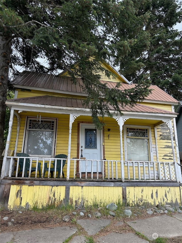 view of front of property featuring covered porch