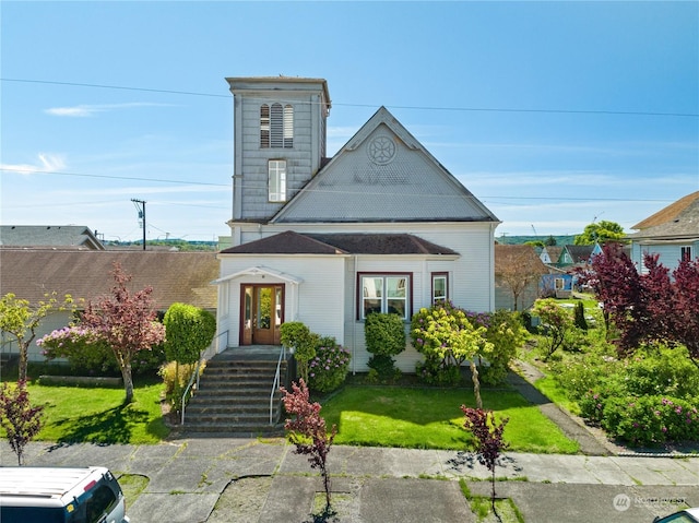 view of front facade featuring a front yard