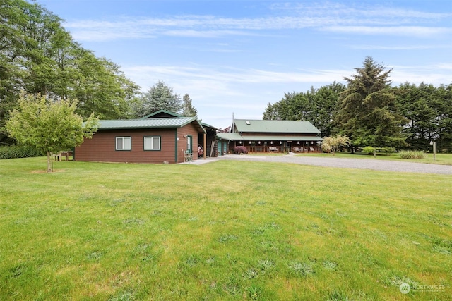 view of front facade featuring a front lawn