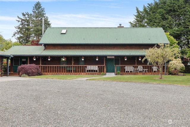 view of front of house with a porch and a front yard