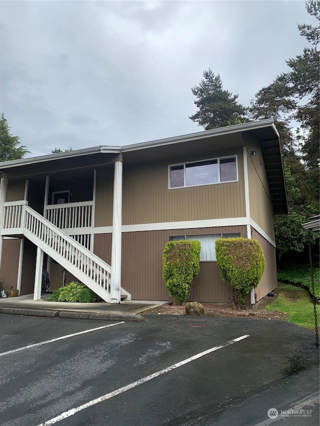 view of front of property featuring a porch