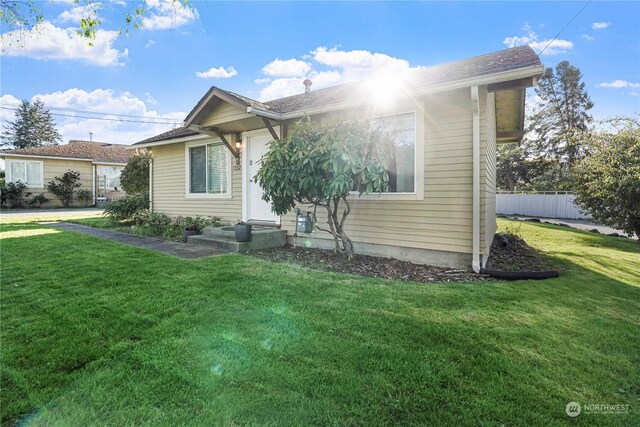 view of front of home featuring a front lawn