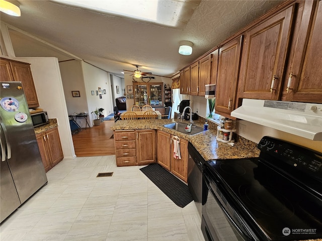 kitchen featuring kitchen peninsula, ceiling fan, appliances with stainless steel finishes, sink, and light tile floors