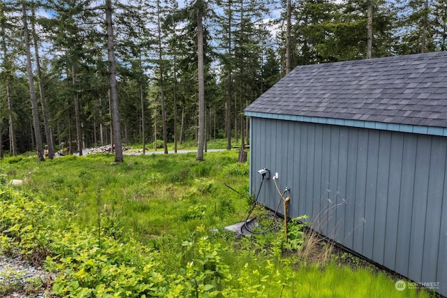 view of yard featuring a storage unit