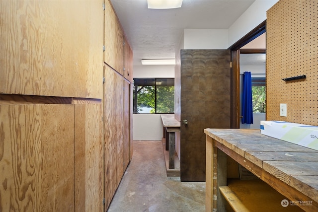 bathroom featuring unfinished concrete floors