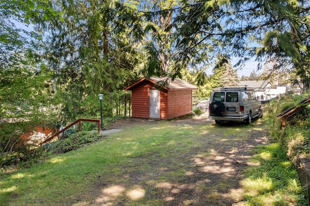 view of yard with an outbuilding and a storage unit