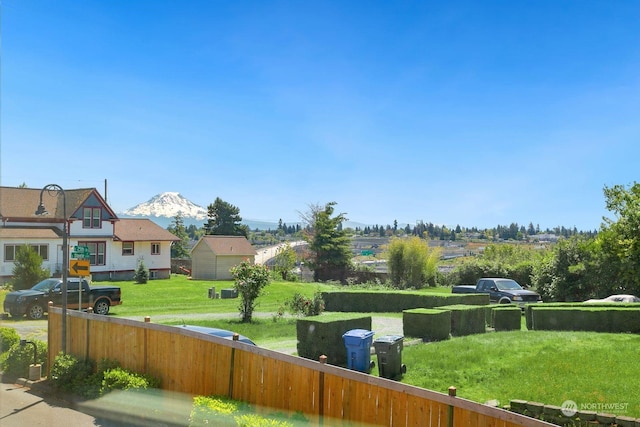 view of yard featuring a mountain view