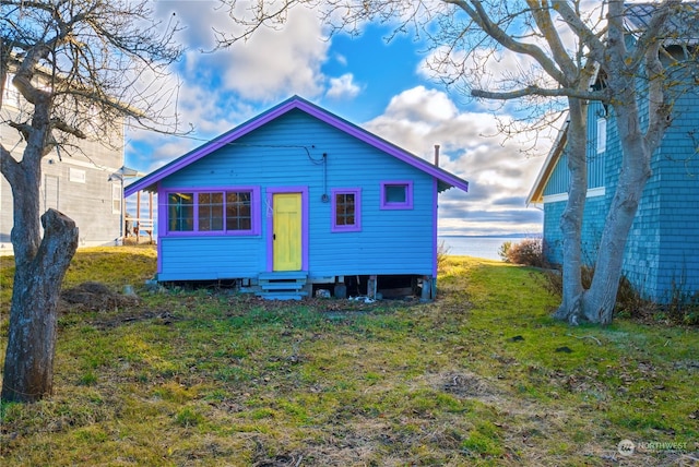 back of house featuring a lawn