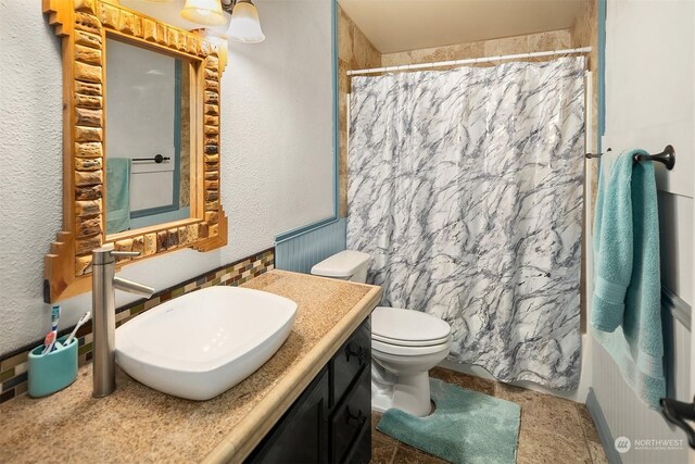 81 Hawthorn Ln, Easton, WA 98925 - bathroom featuring vanity and a shower with shower curtain