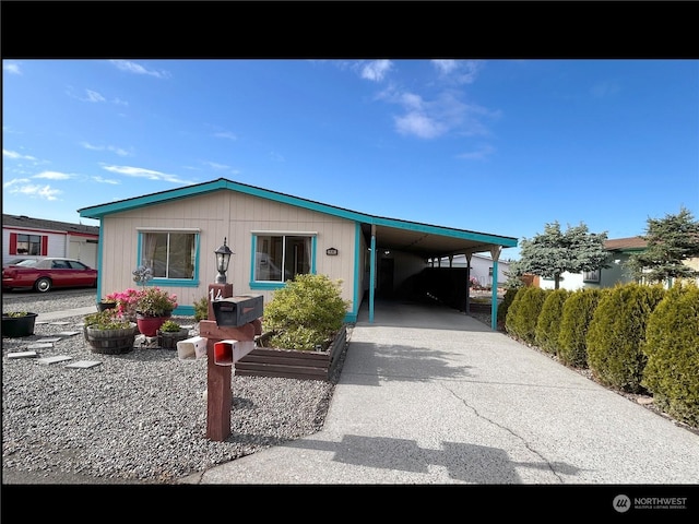 manufactured / mobile home featuring a carport