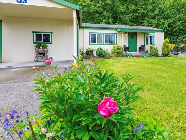 view of front of house featuring a front lawn