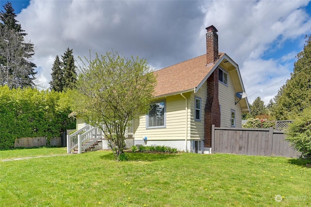 view of side of property featuring a lawn