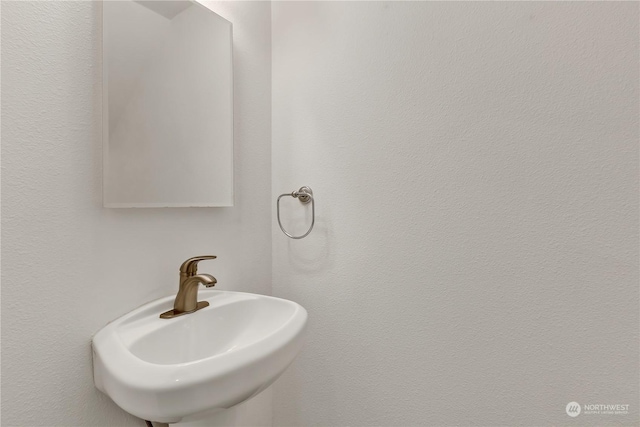 bathroom featuring sink